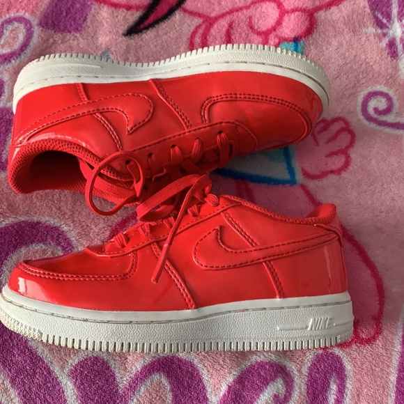 Toddler Nike sneakers change color in sunlight - Picture 3 of 4